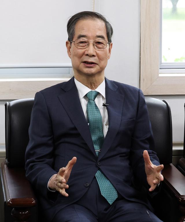한덕수 전 국무총리가 3일 국회 헌정회에서 정대철 헌정회장을 예방하며 인사말을 하고 있다. 뉴스1