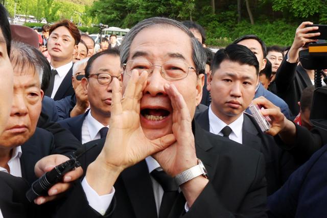 지난 2일 광주 북구 국립 5·18 민주묘지를 찾은 한덕수 전 국무총리가 광주비상행동 등 시민·사회단체 관계자들의 반발에 가로 막히자 "저도 호남 사람"이라고 외치고 있다. 광주=연합뉴스