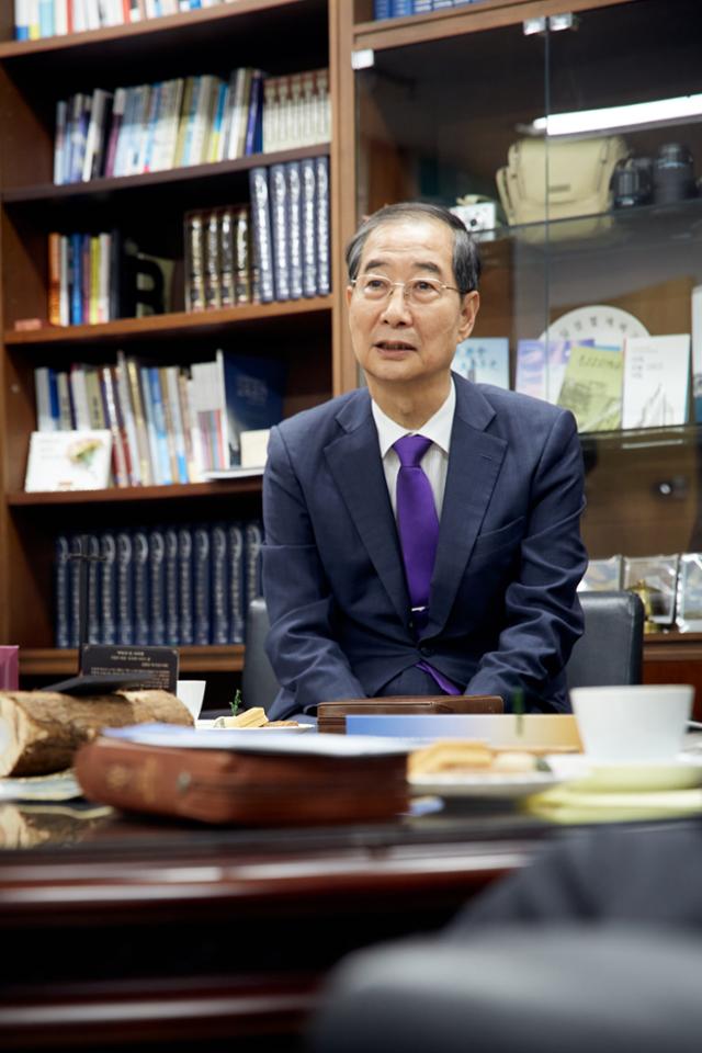 대선 출마를 선언한 무소속 한덕수 예비후보가 4일 예배 참석차 서울 종로구 종교교회를 찾아 전창희 담임 목사 등 교회 관계자들과 대화하고 있다. 한덕수 캠프