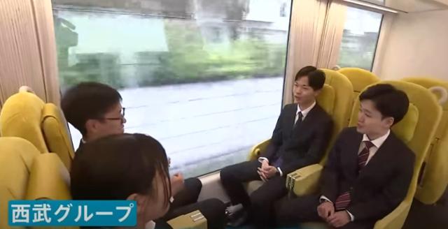 일본 철도·부동산 업체 세이부그룹 신입사원들이 입사식이 열린 지난달 1일 특급열차 '신입사원호'를 타고 있다.세이부는 이날 도쿄에서 사이타마현 입사식장 인근 역까지 신입사원들을 위한 전용 열차를 특별 편성해 운행했
