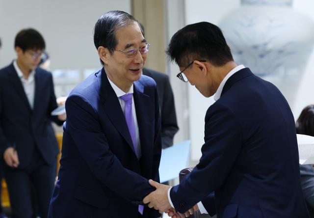 한덕수 전 대통령 권한대행과 김문수 국민의힘 대선 후보. 사진은 2024년 9월 10일 국무회의. 왕태석 선임기자
