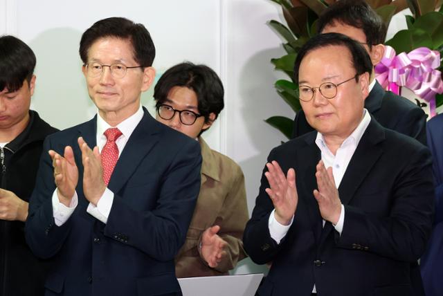 제21대 대통령 선거 출마를 선언한 김문수(왼쪽) 전 고용노동부 장관이 지난달 15일 오전 서울 여의도 대하빌딩 경선 캠프에서 열린 청년·대학생들의 지지 선언 기자회견에서 대학생들의 발언을 들으며 박수치고 있다. 오