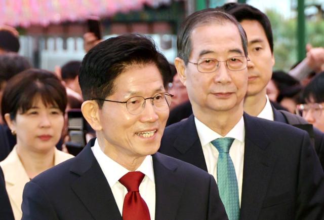 김문수(왼쪽) 국민의힘 대선 후보와 한덕수 전 총리가 5일 서울 종로구 조계사에서 열린 부처님오신날 봉축법요식에 참석하고 있다. 뉴시스