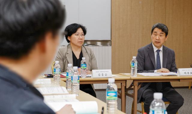 이주호(오른쪽) 교육부 장관이 지난달 22일 오후 서울 강남구 한국과학기술회관에서 열린 의대교육 정상화를 위한 의과대학 학생 간담회에서 인사말을 하고 있다.교육부 제공