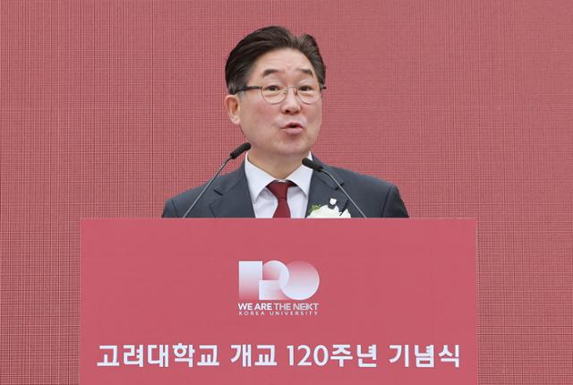 김동원 고려대 총장이 5일 서울 성북구 고려대 중앙광장에서 열린 개교 120주년 기념식에서 발언하고 있다.연합뉴스.