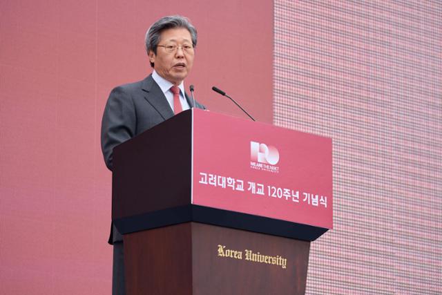 제35대 교우회장인 승명호 한국일보·동화그룹 회장이 5일 고려대 개교 120주년 기념식에서 축사하고 있다.고려대 제공
