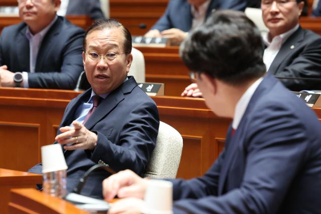 권영세 국민의힘 비상대책위원장과 권성동 원내대표가 5일 서울 여의도 국회에서 열린 의원총회에 참석해 대화하고 있다. 뉴시스