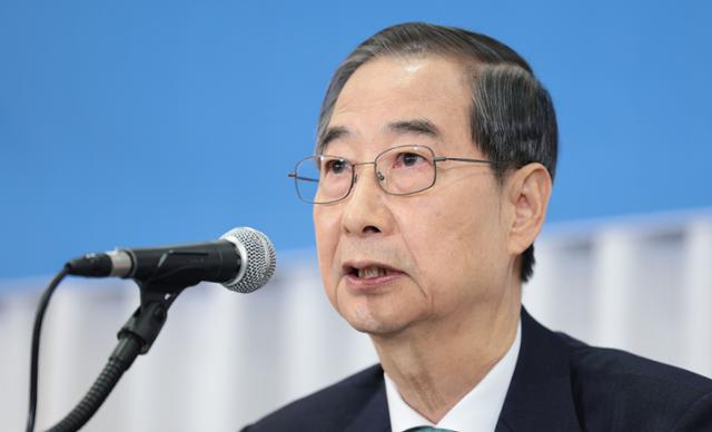한덕수 전 국무총리가 6일 서울 중구 코리아나호텔에서 열린 관훈토론회에서 기조연설을 하고 있다. 연합뉴스