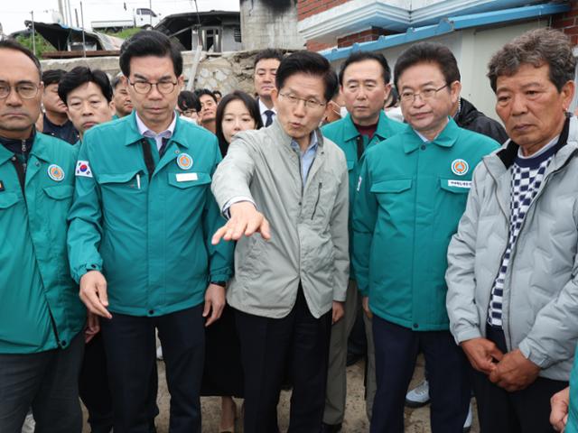 국민의힘 김문수(왼쪽 셋째)대선 후보가 6일 대형 산불 피해를 입은 경북 영덕군 영덕읍 석리 따개비마을을 방문해 복구 현황을 살펴보고 있다. 연합뉴스