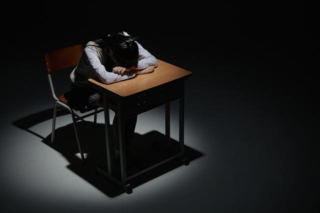책상에 엎드려 있는 학생의 모습.게티이미지뱅크