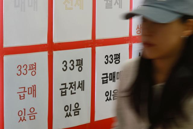 월세 거래는 총 6천324건으로 23.1% 줄었다.5일 서울 송파구 한 부동산 중개업소에 게시된 부동산 매물 정보.연합뉴스