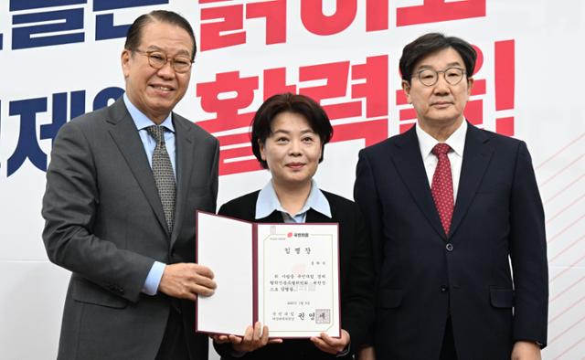권영세(왼쪽) 국민의힘 비상대책위원장과 권성동(오른쪽) 원내대표가 1월 21일 국회에서 열린 경제활력민생특별위원회 임명장 수여식에서 윤희숙 특위 위원장과 기념촬영하고 있다. 고영권 기자