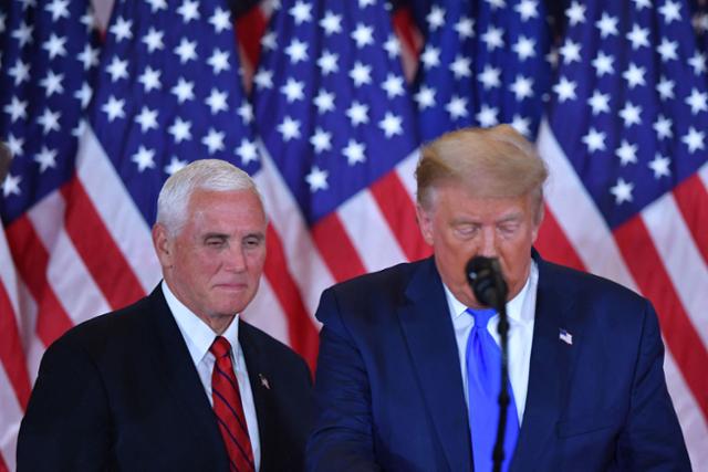 제46대 미국 대통령 선거가 열린 2020년 11월 4일 워싱턴 백악관에서 마이크 펜스 당시 부통령이 연임 도전에 실패한 도널드 트럼프 당시 대통령의 연설을 듣고 있다.워싱턴=AFP 연합뉴스