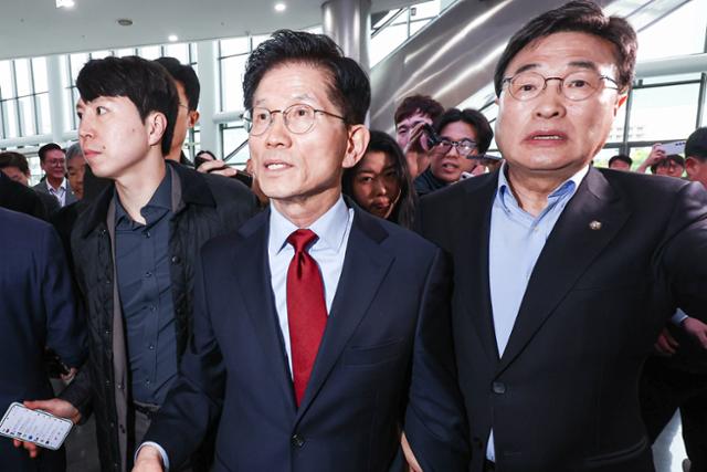김문수(가운데) 국민의힘 대선 후보가 6일 경북 경주시 HICO(정상회의장) 미디어센터를 방문, 단일화 문제를 놓고 당 지도부와 갈등을 빚고 있는 김 후보를 설득하기 위해 내려온 김대식(오른쪽) 의원과 함께 이동하고