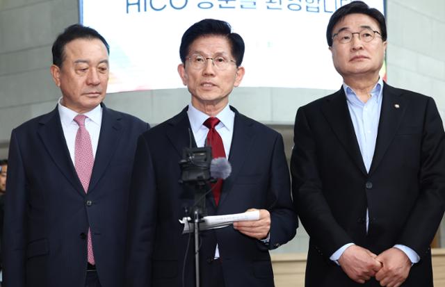 김문수(가운데) 국민의힘 대통령 후보가 6일 경북 경주시 HICO(정상회의장) 미디어센터에서, 단일화 문제를 놓고 당 지도부와 갈등을 빚고 있는 가운데 브리핑을 하고 있다. 뉴스1