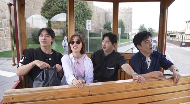 EBS 예능 프로그램 '세상을 비집고-해외원정대'에서 출연진이 스페인을 여행하는 모습.EBS 제공