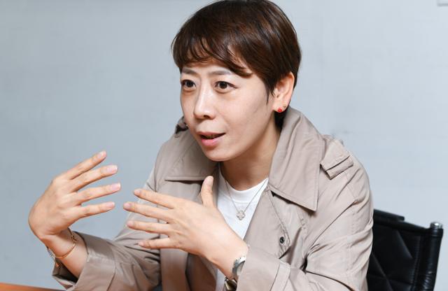 '세상을 비집고'를 연출한 최복희 PD가 2022년 한국일보와 인터뷰하고 있다.김하겸 인턴기자