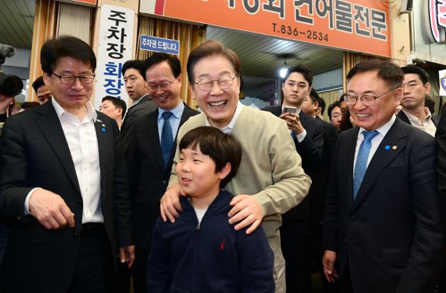 민심을 청취하는 '경청 투어'에 나선 이재명 더불어민주당 대선 후보가 6일 충북 증평군 장뜰시장에서 한 어린이와 기념촬영을 하고 있다. 뉴시스