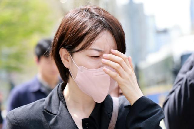 음주운전과 불법 숙박업 혐의로 기소된 문재인 전 대통령의 딸 다혜씨가 4월 17일 마포구 서울서부지법에서 열린 1심 선고 공판을 마친 뒤 차량으로 이동하고 있다. 문씨는 이날 벌금 1,500만 원을 선고받았다. 연합