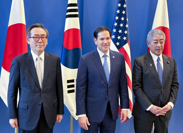 4월 3일 벨기에 브뤼셀 나토 본부에서 진행된 한미일 3국 외교수장 회동에 앞서 조태열(왼쪽부터) 외교부 장관, 마코 루비오 미 국무장관, 이와야 다케시 일본 외무상이 기념촬영을 하고 있다. 브뤼셀=연합뉴스