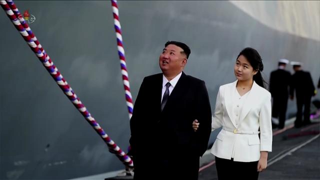 김정은 북한 국무위원장이 딸 주애와 함께 지난달 북한의 5,<a href=