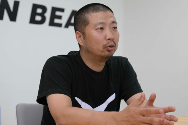 '도시의 동물들' 저자 최태규 수의사가 지난달 25일 서울 구로구 곰 보금자리 프로젝트 사무실에서 한국일보와 인터뷰하고 있다.저자와의 북토크가 9일 오후 7시30분 서울 관악구 '밝은책방'에서 열린다.강예진 기자