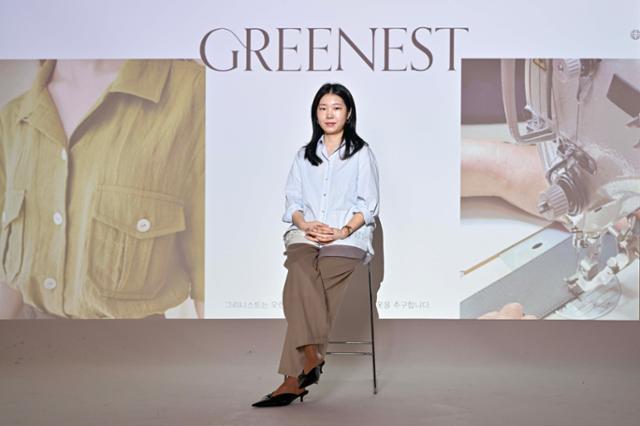최하은 그리니스트 대표가 서울 세종로 한국일보사에서 인터뷰를 하며 친환경 의류 제품에 대해 설명하고 있다.그가 입고 있는 직접 디자인한 옷은 가수 정동원이 입어 널리 알려졌다.최주연 기자