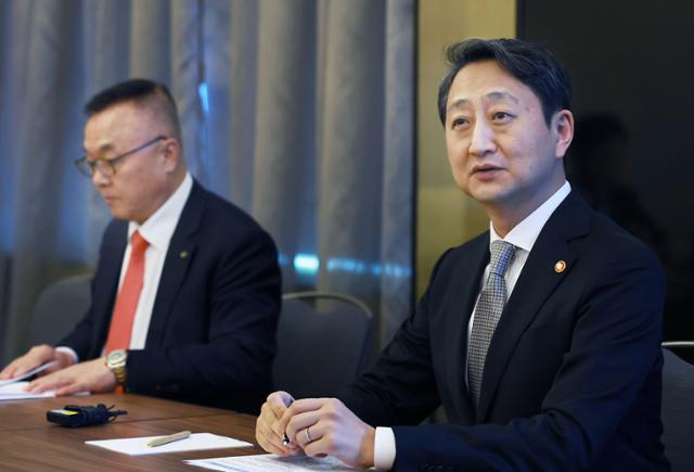 안덕근 산업통상자원부 장관(오른쪽)이 6일 체코 프라하에서 열린 기자단 간담회에 참석해 두코바니 원전 계약 상황에 대해 설명하고 있다. 산업통상자원부 제공