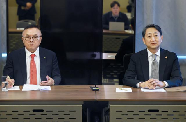 안덕근(오른쪽) 산업통상자원부 장관과 황주호 한국수력원자력 사장이 6일 체코 프라하에서 열린 기자단 간담회에 참석해 두코바니 원전 계약 상황에 대해 설명하고 있다. 산업통상자원부 제공