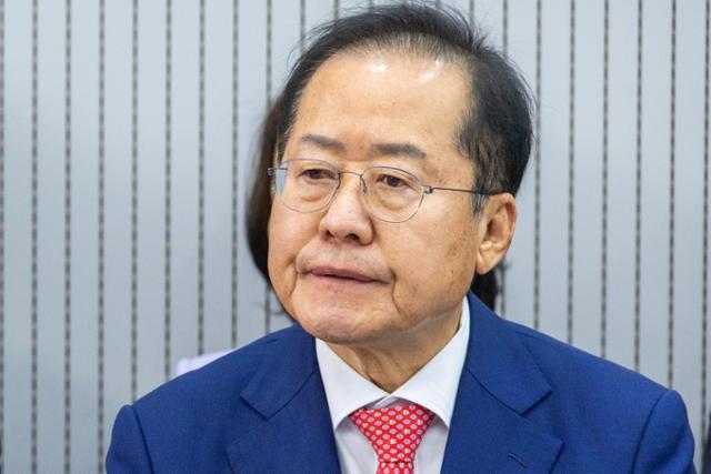 제21대 대통령후보자 국민의힘 3차 경선 진출자를 발표하는 지난달 29일 오후 서울 여의도 국민의힘 중앙당사에서 홍준표 후보가 결과를 기다리고 있다. 뉴시스