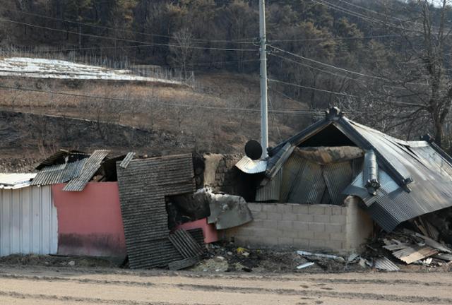 경북 안동시 길안면 한 주택이 초대형산불로 불에 타 무너져 있다.한국일보 자료사진