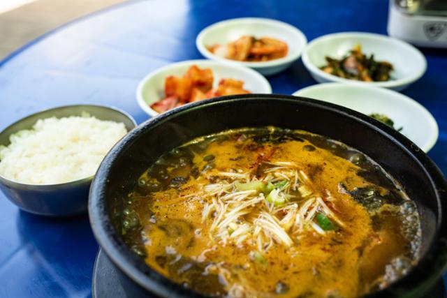 용문천년시장 버섯국밥거리 '고향지기'의 버섯국밥.