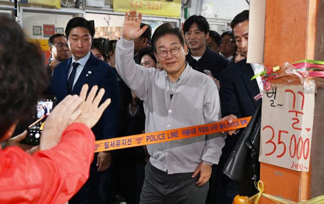 민심을 청취하는 '경청 투어'에 나선 이재명 더불어민주당 대선 후보가 7일 전북 임실군 임실전통시장에서 시민들에게 인사를 하고 있다. 뉴시스