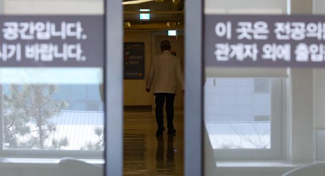 지난 2월 10일 서울 시내 한 대학병원 전공의 전용 공간에서 의료진이 이동하고 있다.뉴시스