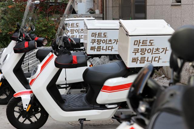 2023년 서울 시내 쿠팡이츠 사무실에 오토바이가 주차돼 있다.뉴스1