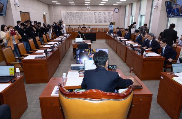 정청래(가운데) 국회 법제사법위원회 위원장이 7일 오후 서울 여의도 국회에서 열린 법사위 전체회의에서 의사봉을 두드리고 있다.뉴스1