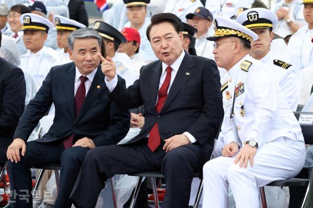 윤석열 전 대통령이 2023년 9월 15일 인천 수로 및 팔미도 근해 노적봉함에서 열린 제73주년 인천상륙작전 전승기념식에서 인천상륙작전 재연을 지켜보며 이종섭(왼쪽) 전 국방부 장관,이종호(오른쪽) 전 해군참모총