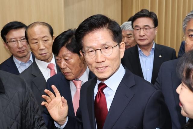 "단일화 의지 일관된다"던 김문수… 미묘하게 말 바뀐 이유