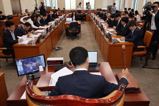 7일 오후 서울 여의도 국회에서 열린 행정안전위원회 전체회의에서 신정훈 위원장이 개의 선언을 하며 의사봉을 두드리고 있다. 뉴시스