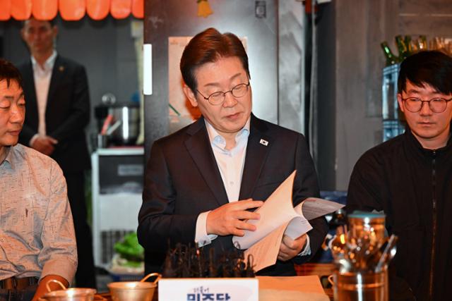 이재명 더불어민주당 대선 후보가 1일 서울 종로구의 한 음식점에서 열린 비전형 노동자 간담회에 참석해 자료를 살피고 있다.뉴스1