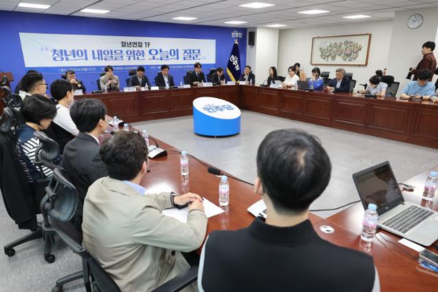 지난달 21일 서울 여의도 국회 의원회관에서 더불어민주당 전국청년위원회가 주최한 정년연장 TF 청년간담회 현장.연합뉴스