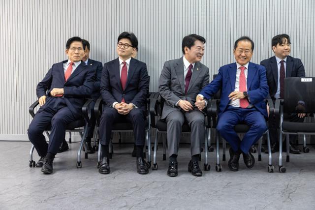 지난달 29일 여의도 국민의힘 중앙당사에서 김문수(왼쪽부터), 한동훈, 안철수, 홍준표 후보가 3차 경선 결과를 기다리고 있다. 뉴시스