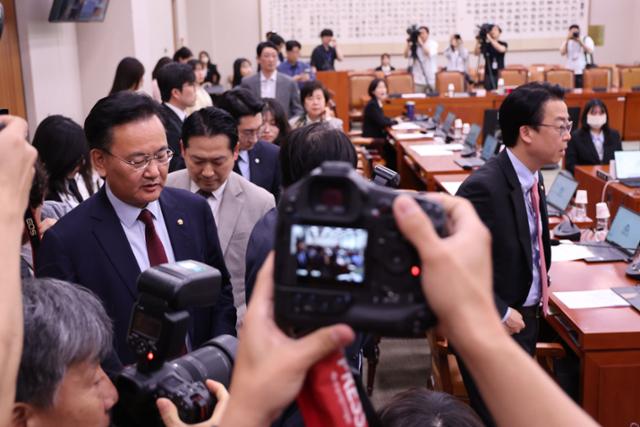 유상범 국민의힘 간사를 비롯한 국민의힘 의원들이 7일 서울 여의도 국회에서 열린 법제사법위원회 전체회의에서 진행된 조희대 대법원장 청문계획서 의결에 반발하며 퇴장하고 있다.뉴시스