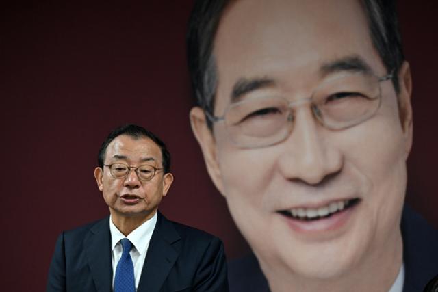 한덕수 무소속 대통령 선거 예비후보 측 이정현 대변인이 7일 서울 영등포구 맨하탄21빌딩에서 한덕수 여러분의캠프 1호 공약 발표에 앞서 취재진의 질문을 듣고 있다. 박시몬 기자