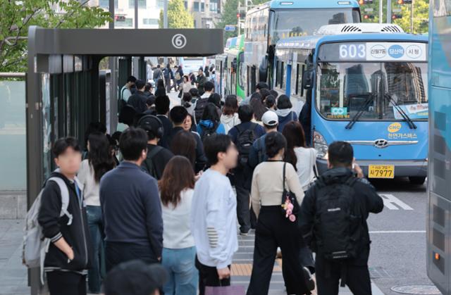 서울 시내버스 노조가 연휴가 끝난 뒤 첫차부터 준법투쟁(준법운행)을 재개한 7일 오전 서울역 앞 버스환승센터 정류장에서 출근길 시민들이 버스에 탑승하고 있다.연합뉴스