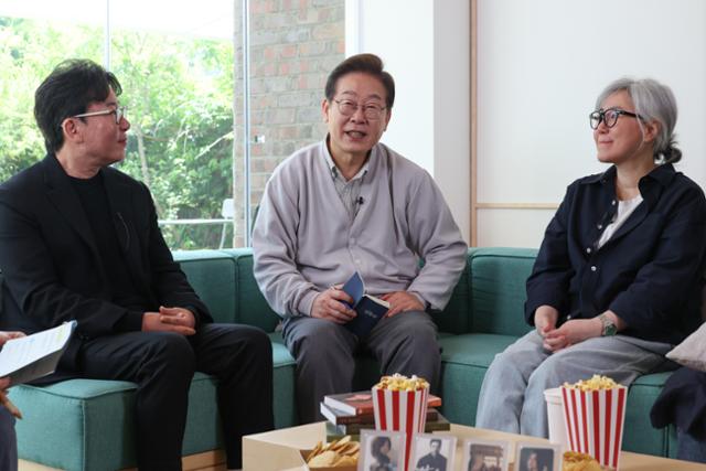 이재명(가운데) 더불어민주당 대선 후보가 2차 골목골목 경청투어 마지막 날인 7일 전북 전주시의 카페에서 '영화와 드라마, 정치가 그리는 미래의 스크린' K-콘텐츠 산업 진흥 간담회를 하고 있다. 뉴시스