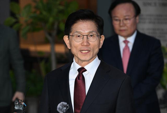 김문수 국민의힘 대선 후보가 7일 서울 종로구 한 식당에서 한덕수 전 국무총리와 후보 단일화 회동을 마친 후 입장을 밝히고 있다. 고영권 기자
