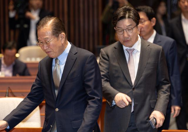 권영세 국민의힘 비상대책위원장(왼쪽)과 권성동 원내대표가 8일 오후 서울 여의도 국회에서 열린 의원총회에 참석하고 있다. 뉴스1