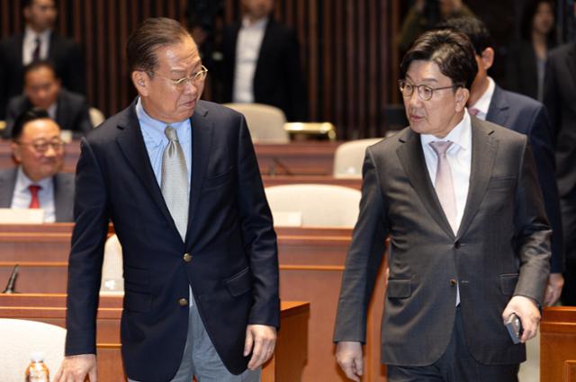 권영세(왼쪽) 국민의힘 비상대책위원장과 권성동 원내대표가 8일 오후 서울 여의도 국회에서 열린 의원총회에 참석하고 있다. 뉴스1