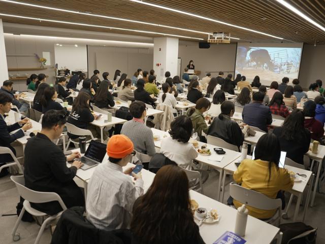 지난달 16일 열린 '지구식탁 토크 콘서트'에서 60여 명 참석자들이 비건 음식을 먹으면서 탄소중립 식단과 관련한 이야기를 듣고 있다.기후솔루션